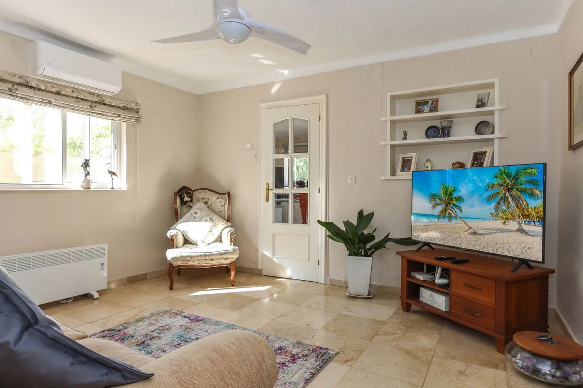 fe0548bd-9ffd-4764-9dd7-d7933e4a0a86