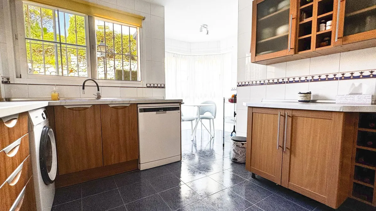 61a6bca7-b5fe-44f7-8208-0e7aedf3b843