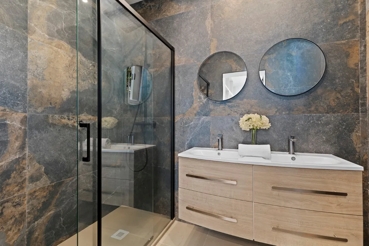 24c5f83a-4691-4037-8b1f-871d213dc5af