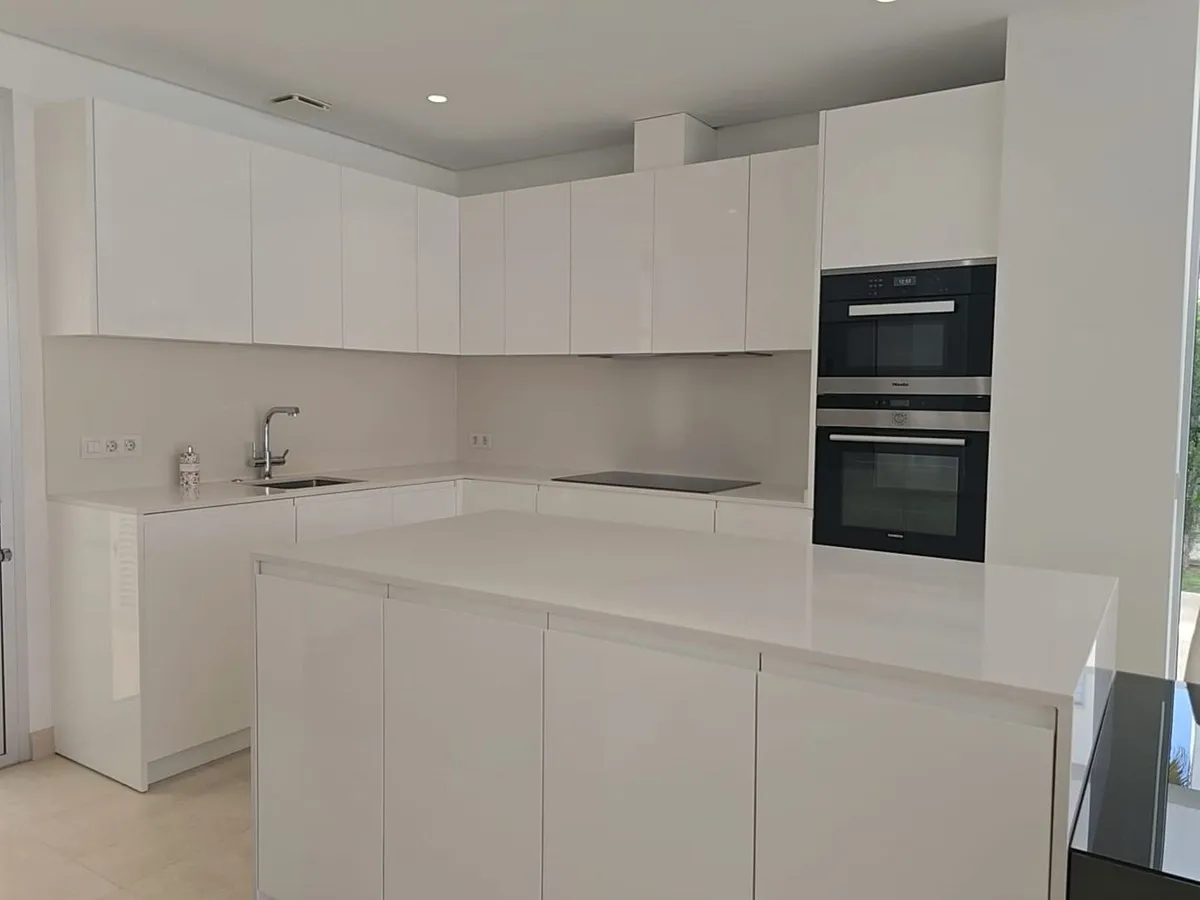 ab0e8302-854f-4e51-923a-3c23d18691f8