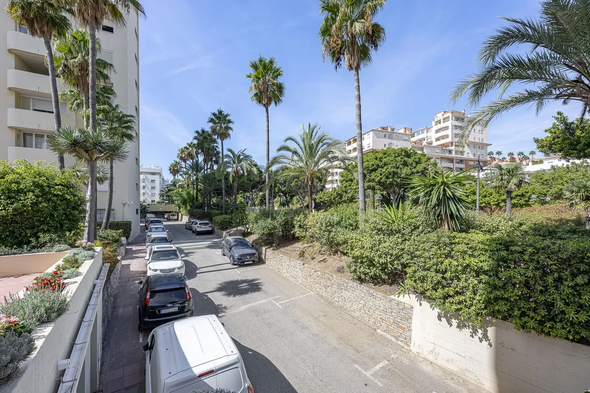 fc94c1f6-4f3a-47b5-90c1-3e5d193edd20