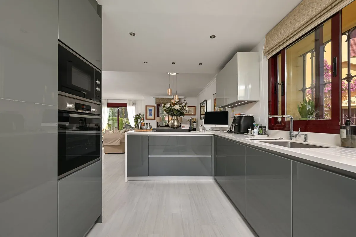 b1fbf9d5-7a55-49ce-a272-b876133feffd