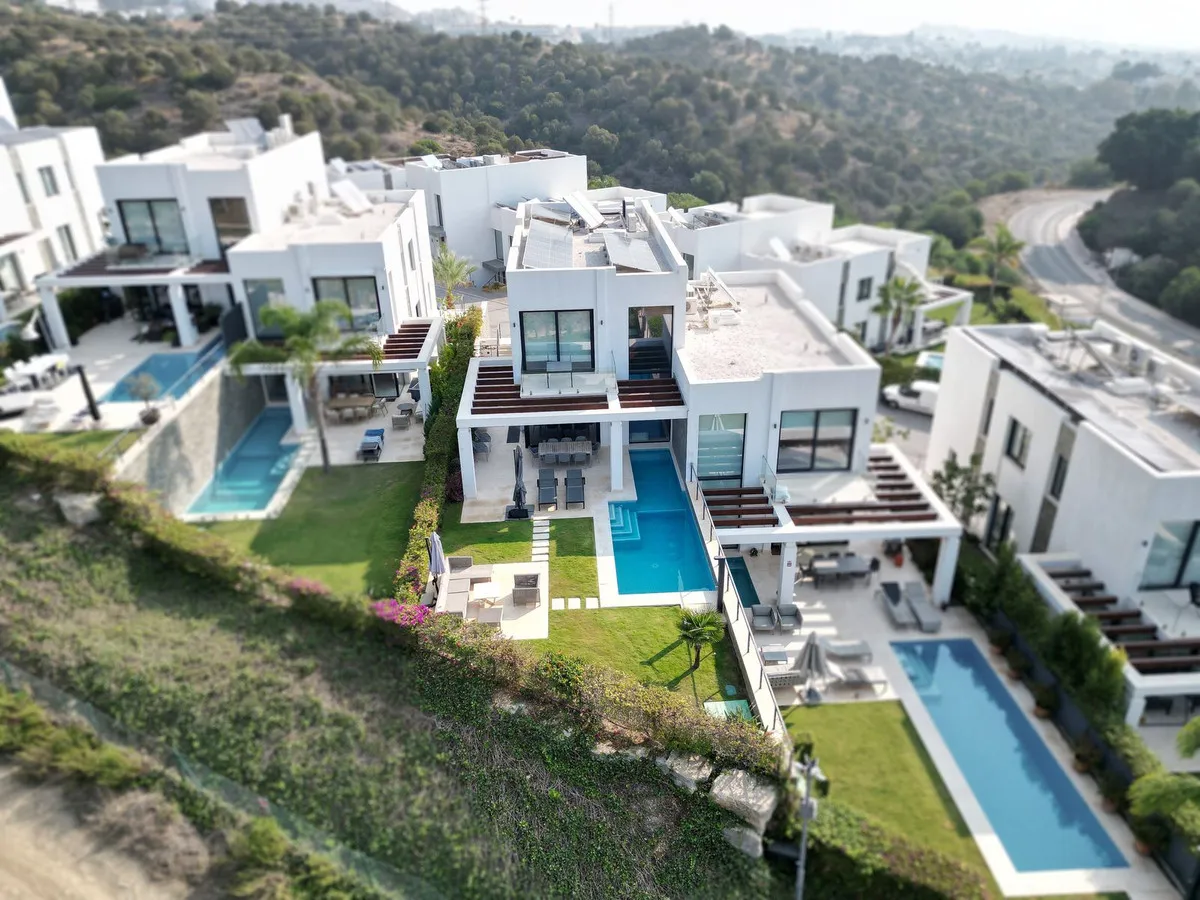 db9b8977-5056-46b7-b0d5-e3b8b5d5a48a