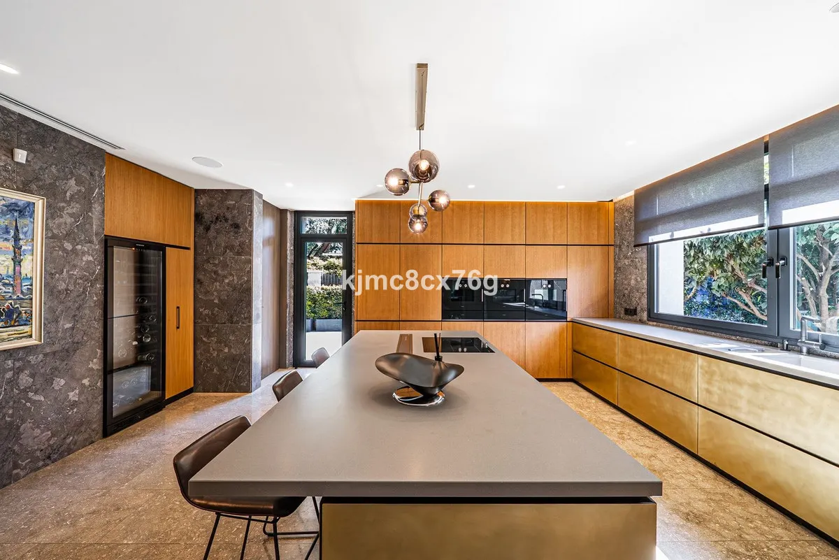 1e294299-b30a-45e0-b7f7-1ca3a147ff2d