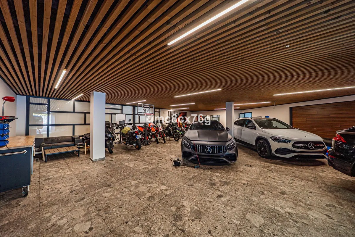 30ae7e09-93b2-444e-945d-adcf73aa1893