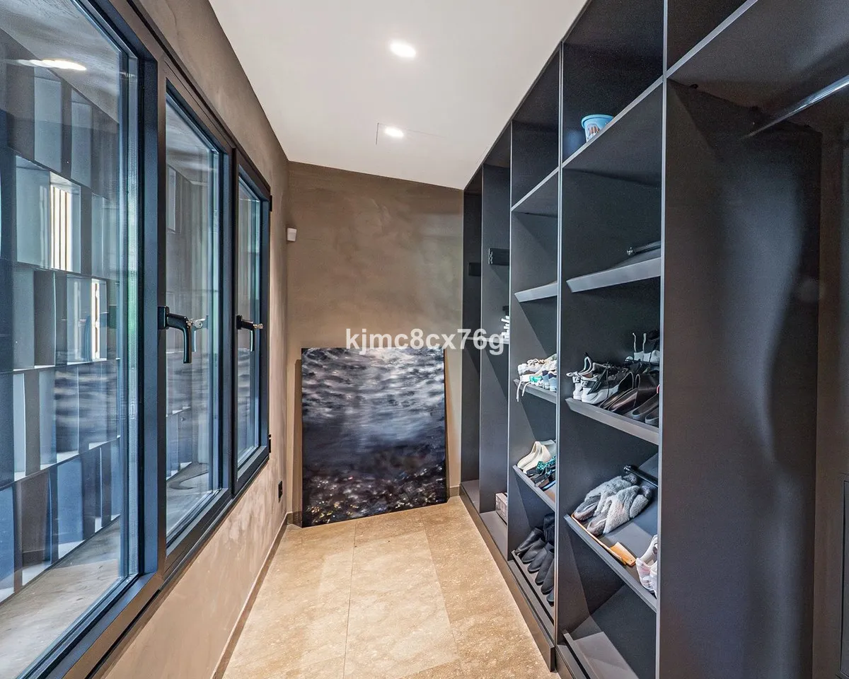 e3563331-e8df-4d2d-bbce-7b474fe702cc