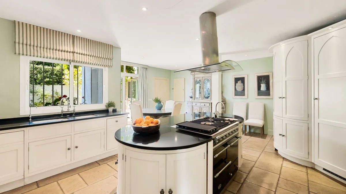 d305f1c8-6067-42e6-83de-3fd140aef1ba