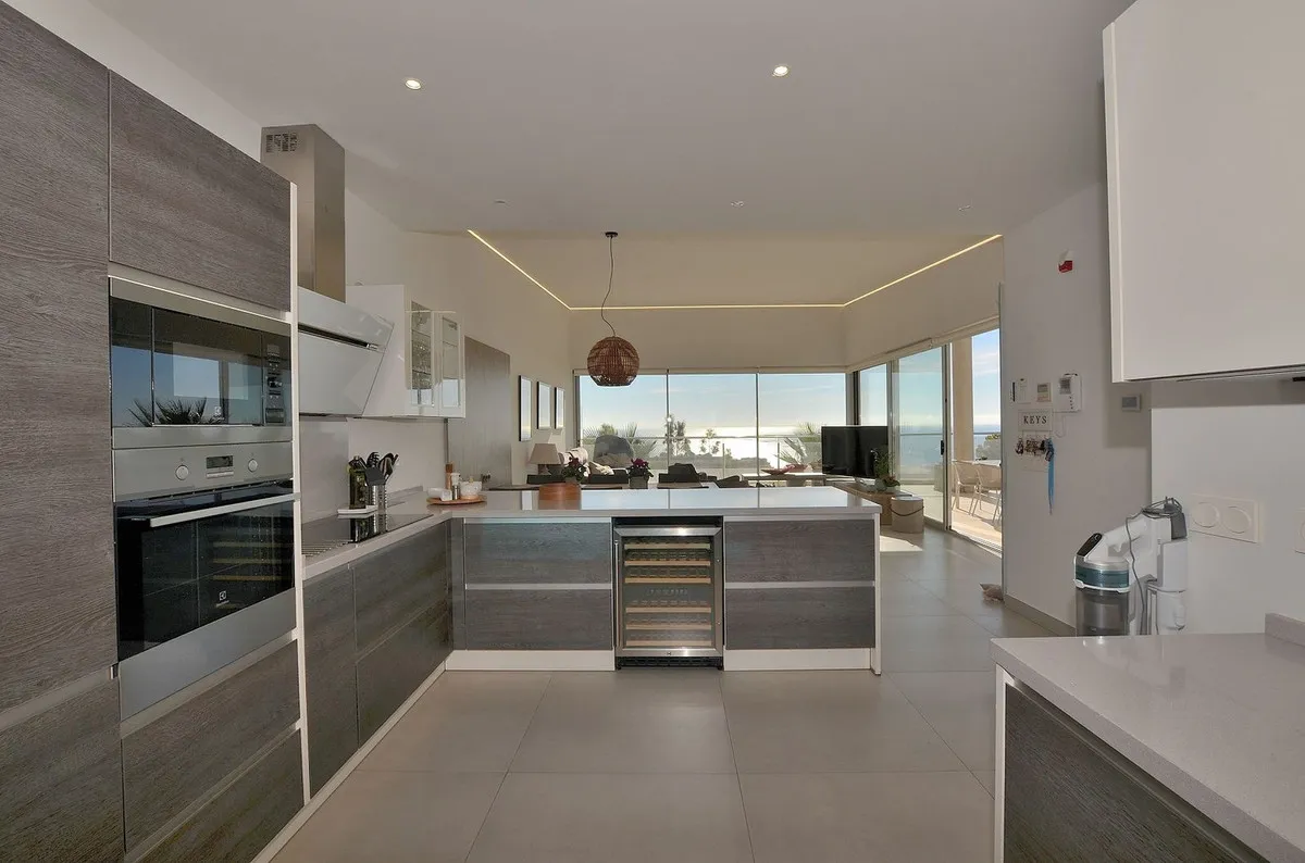 2063d182-f185-406d-ab88-67b22e7c67d1