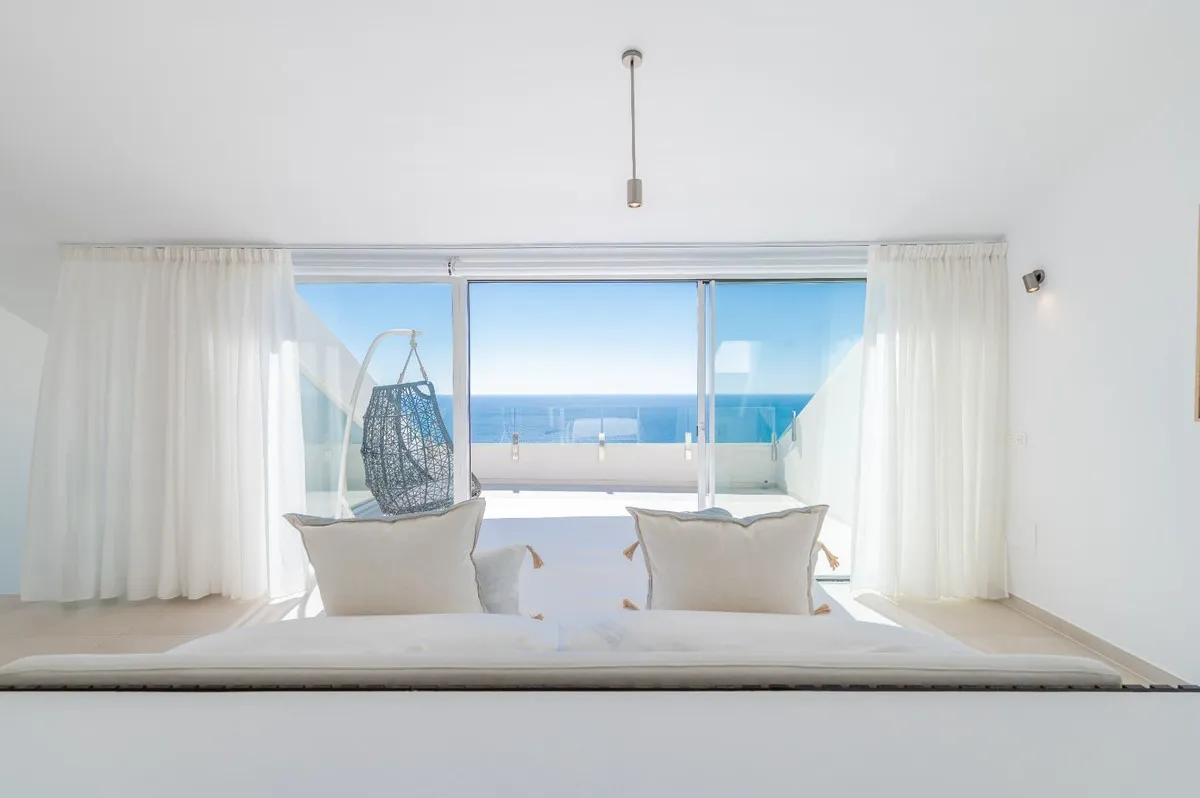 046705dc-5987-45b0-9d59-77f368a49d3e