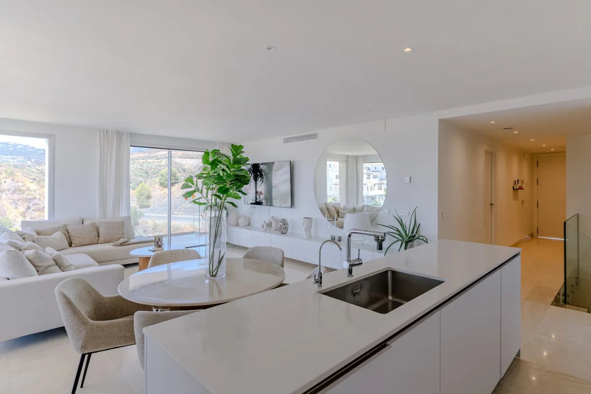 fe526164-b1d6-41a8-8d9f-986c210a2bf0