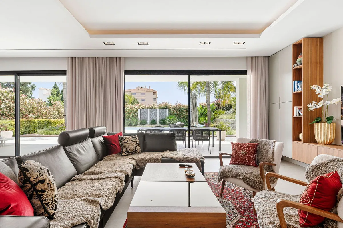 14609763-ec9b-493d-bd1e-15a1f138c991