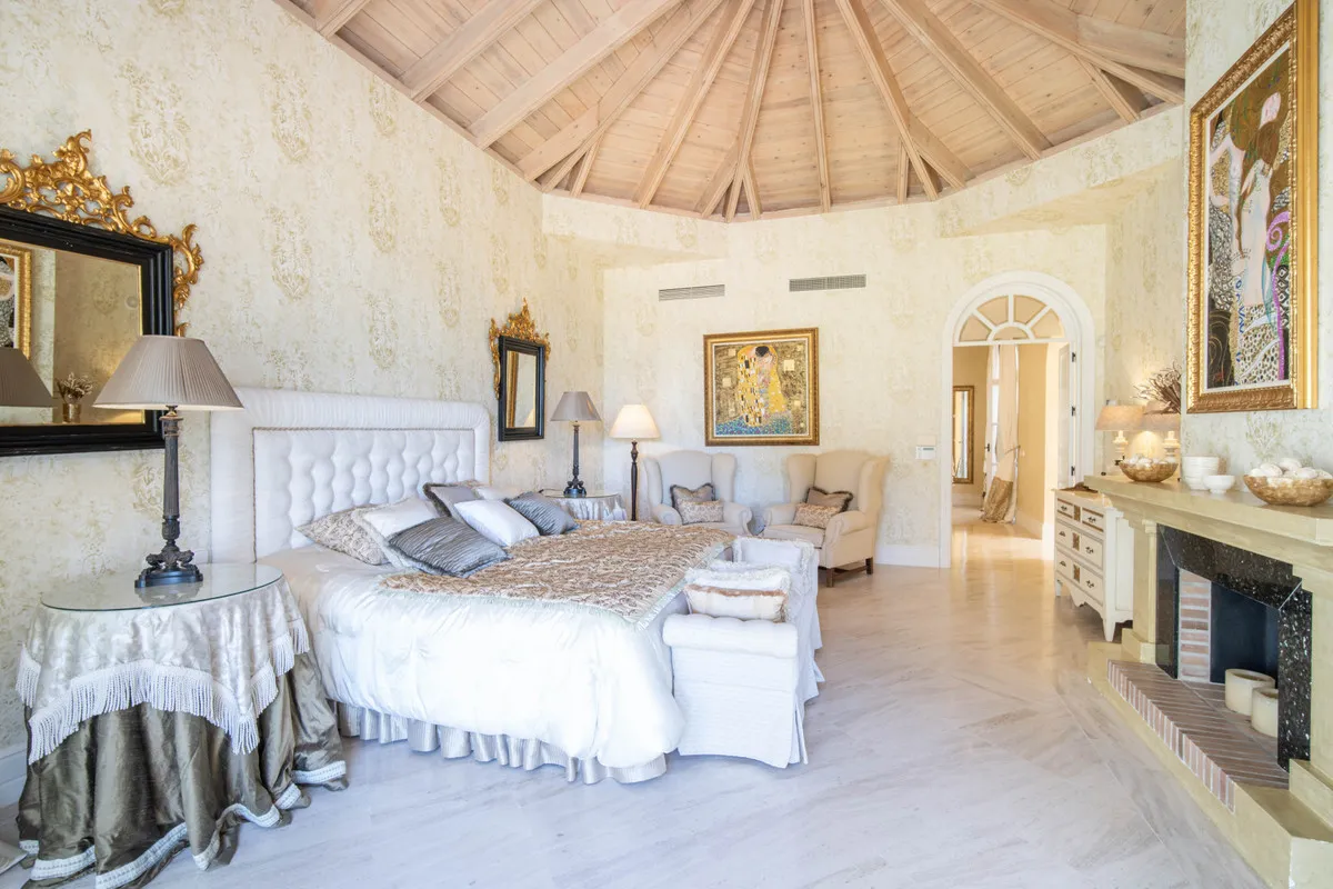 dc005848-dd03-4525-ad5f-a3648d566f28