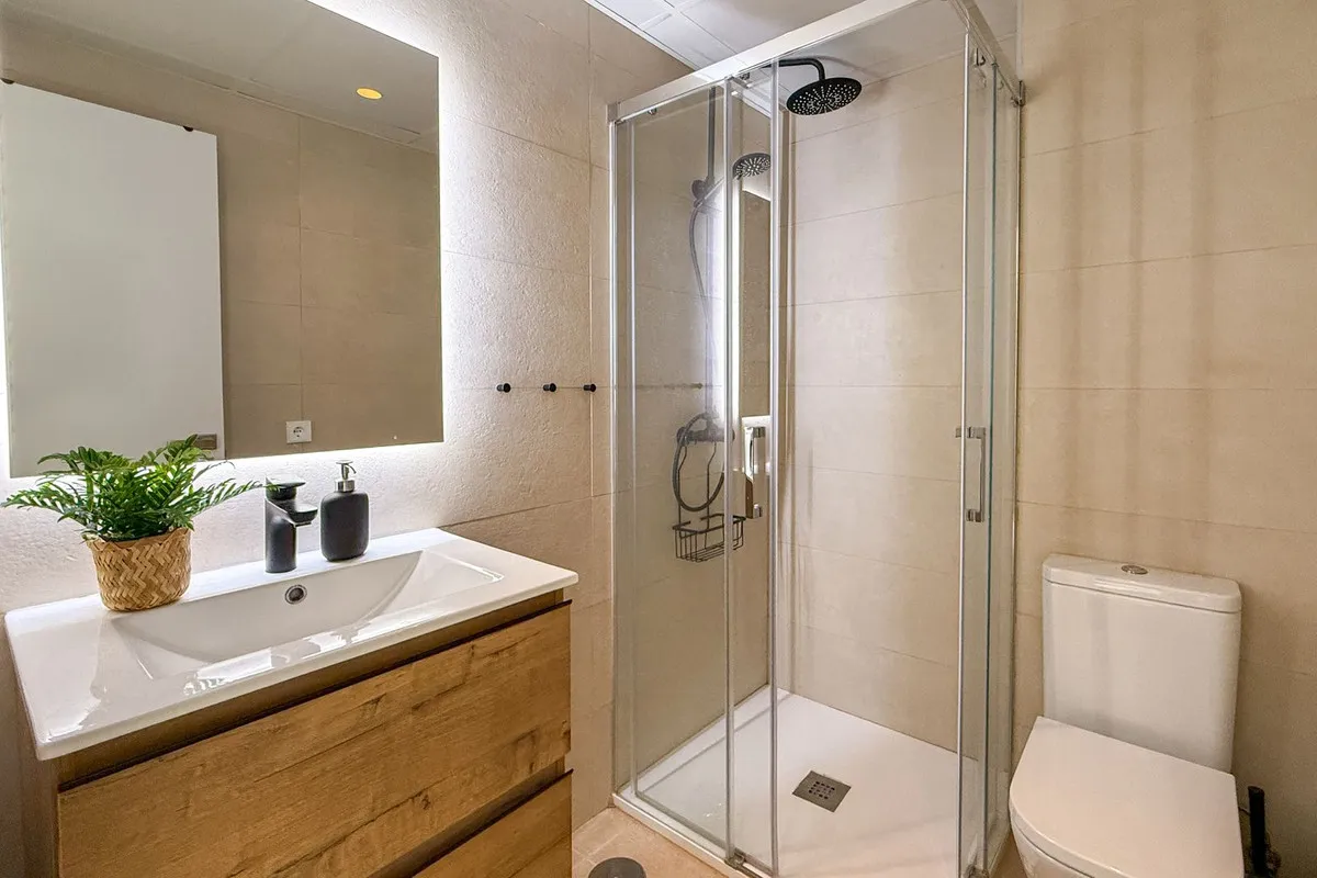 d17ea005-38a7-4e83-8100-2203b3a8e6b2