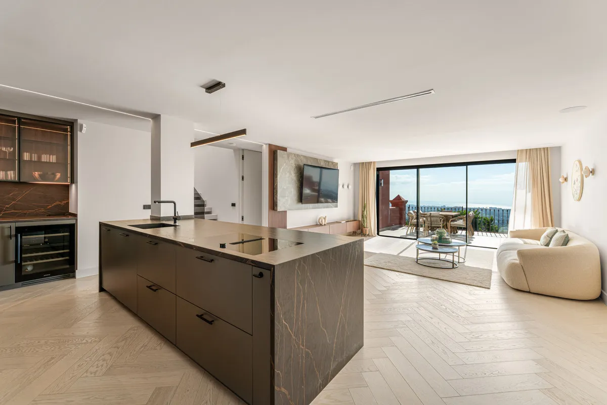 72fe6f46-93ec-4598-aec4-760214f63819