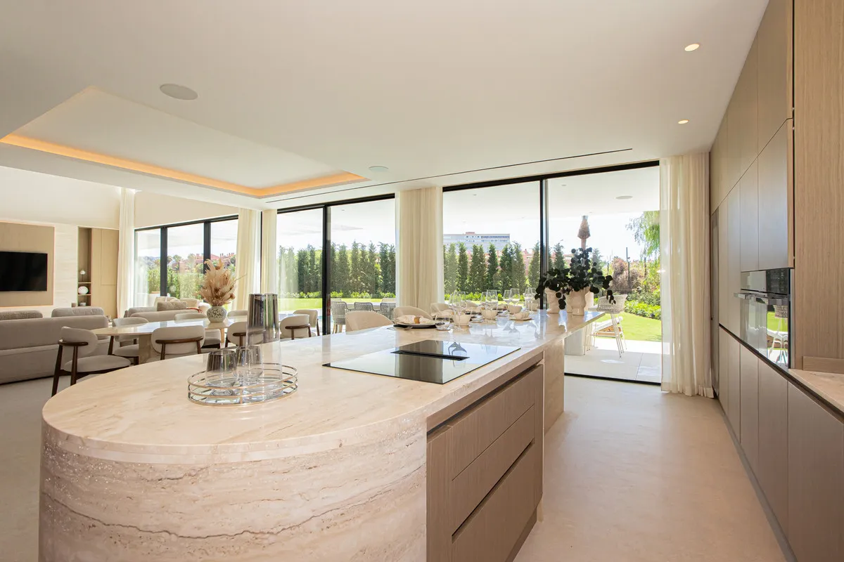 c9033821-be13-43a4-abda-e944b913887e