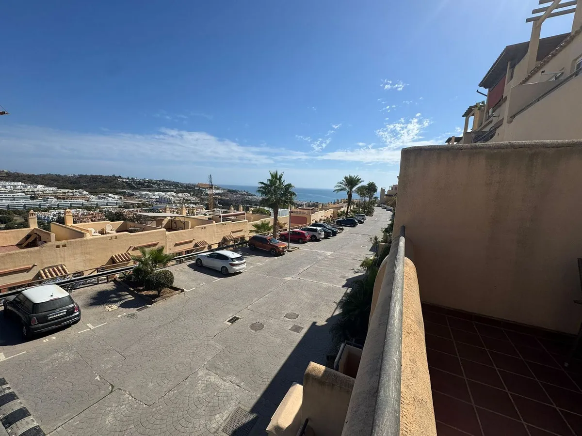 1dc535f3-f812-47cd-8635-449a01a933fe