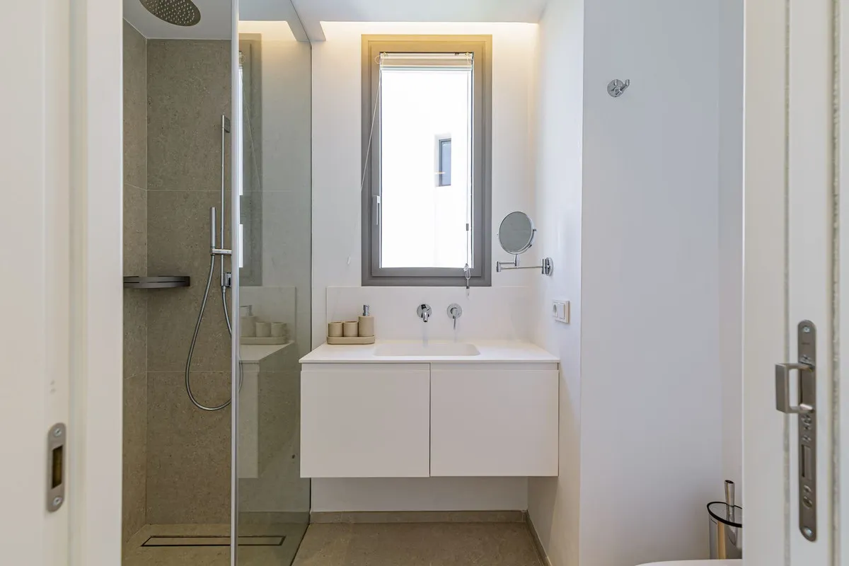 e1921b74-ba56-4fb7-8a57-32730df251bd