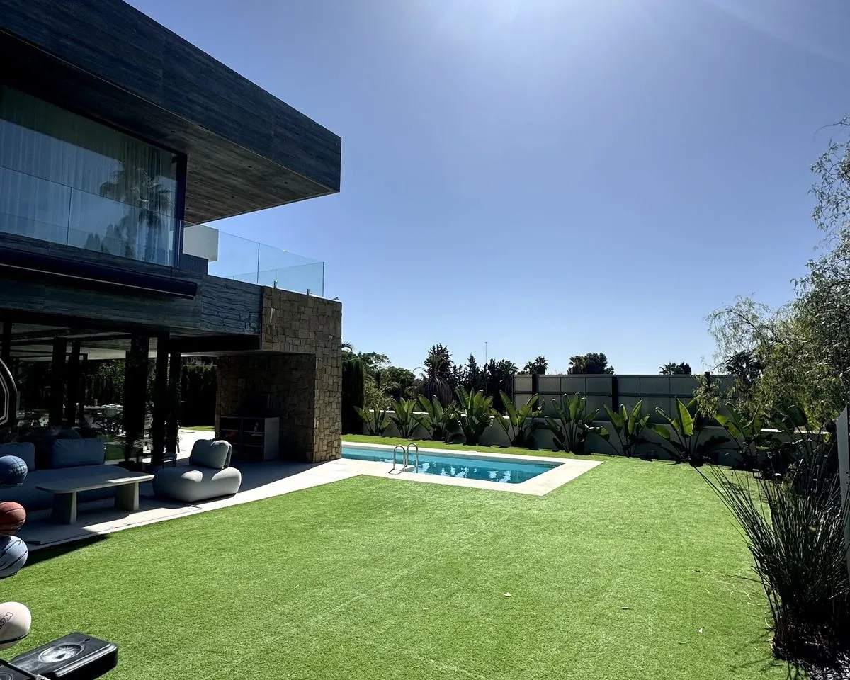 a4990aef-8b2e-41bf-9dbf-ccd3676c39e3