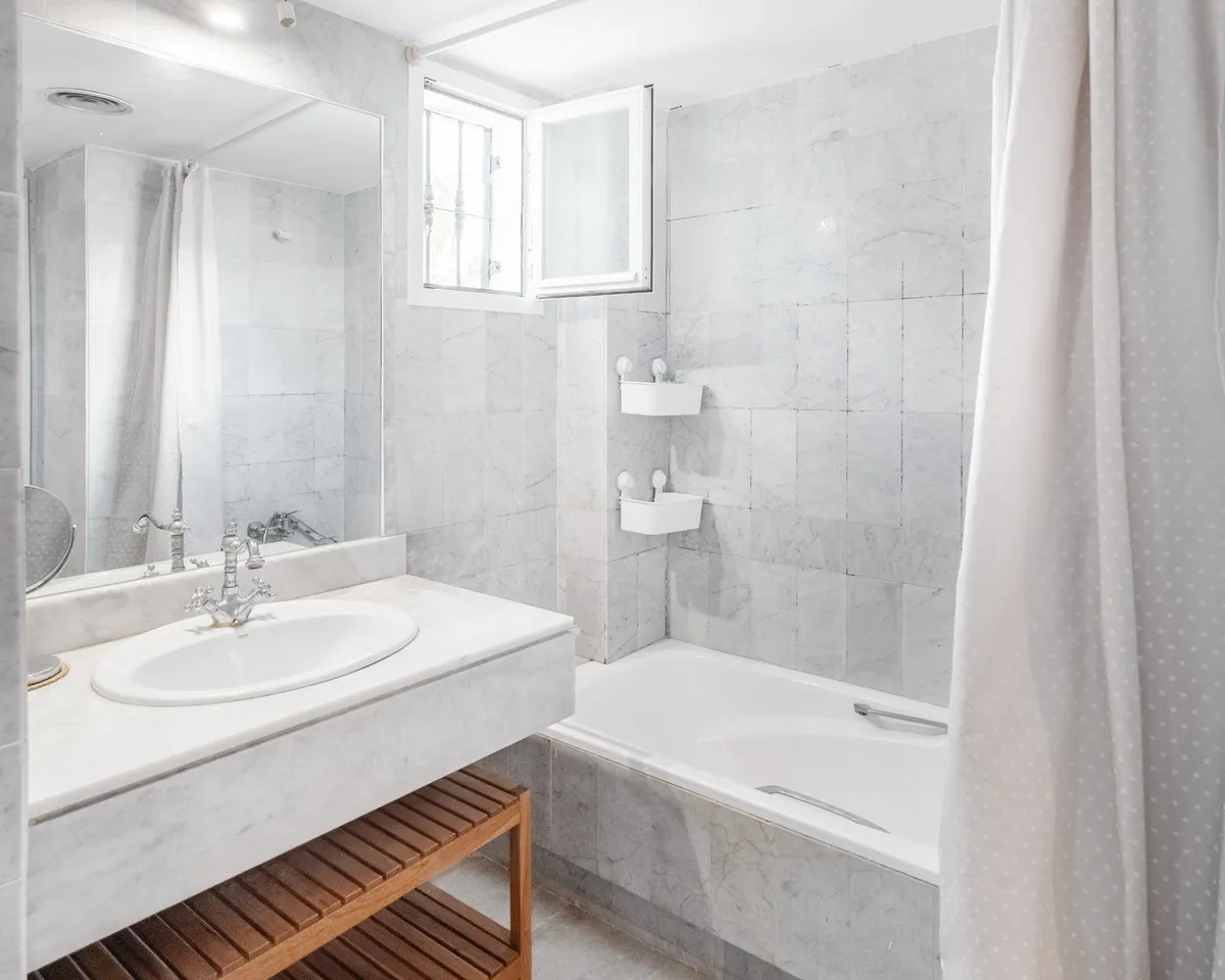 43493ac9-6bf1-456e-b3dd-2602b33a7f8a