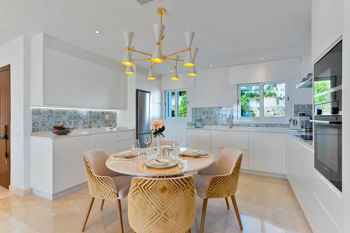 93e3170c-21a2-4f84-b5e4-52e795947969