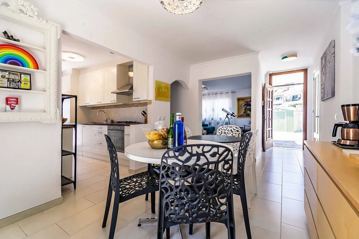 ee7b69b8-7e55-4c19-8ffd-d8f949087c54