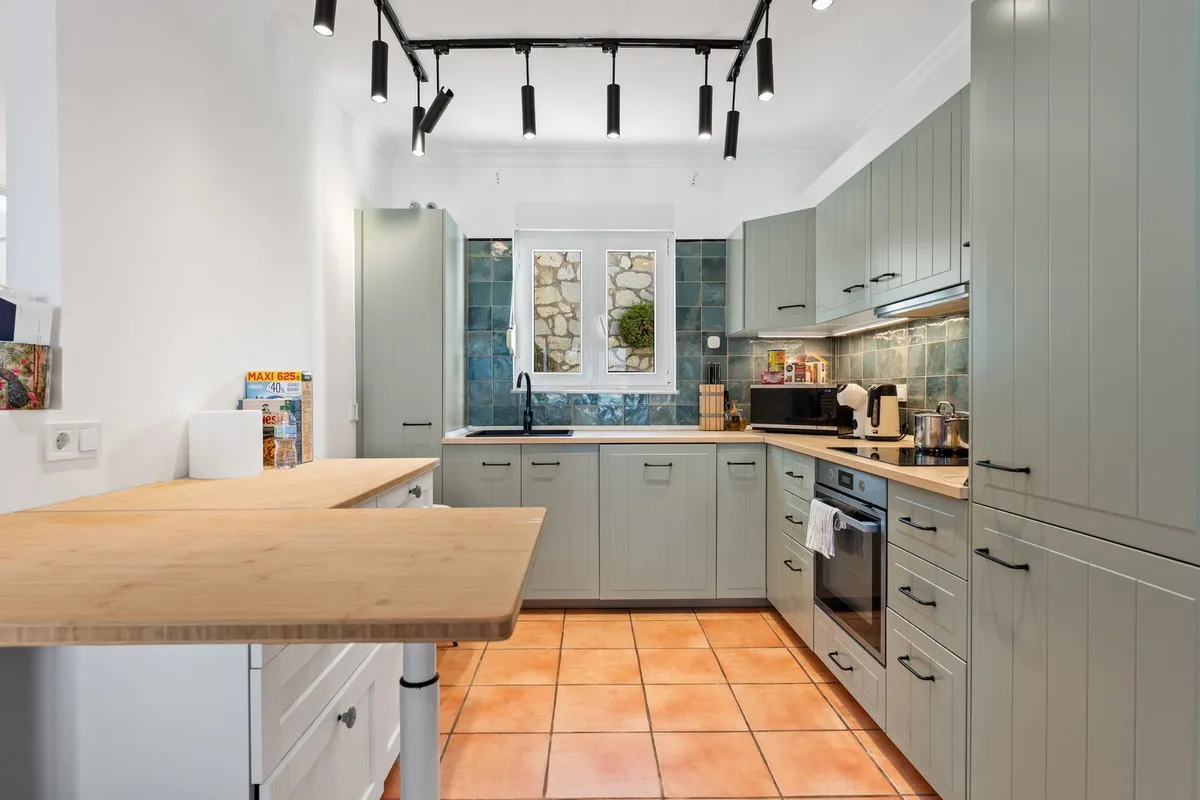 e260e6eb-50c3-4cc3-92af-96e5b2312885