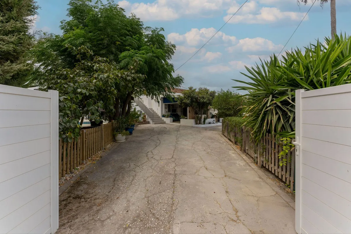 ce4cb988-f51c-45e0-90c3-db8bcaebdcbd