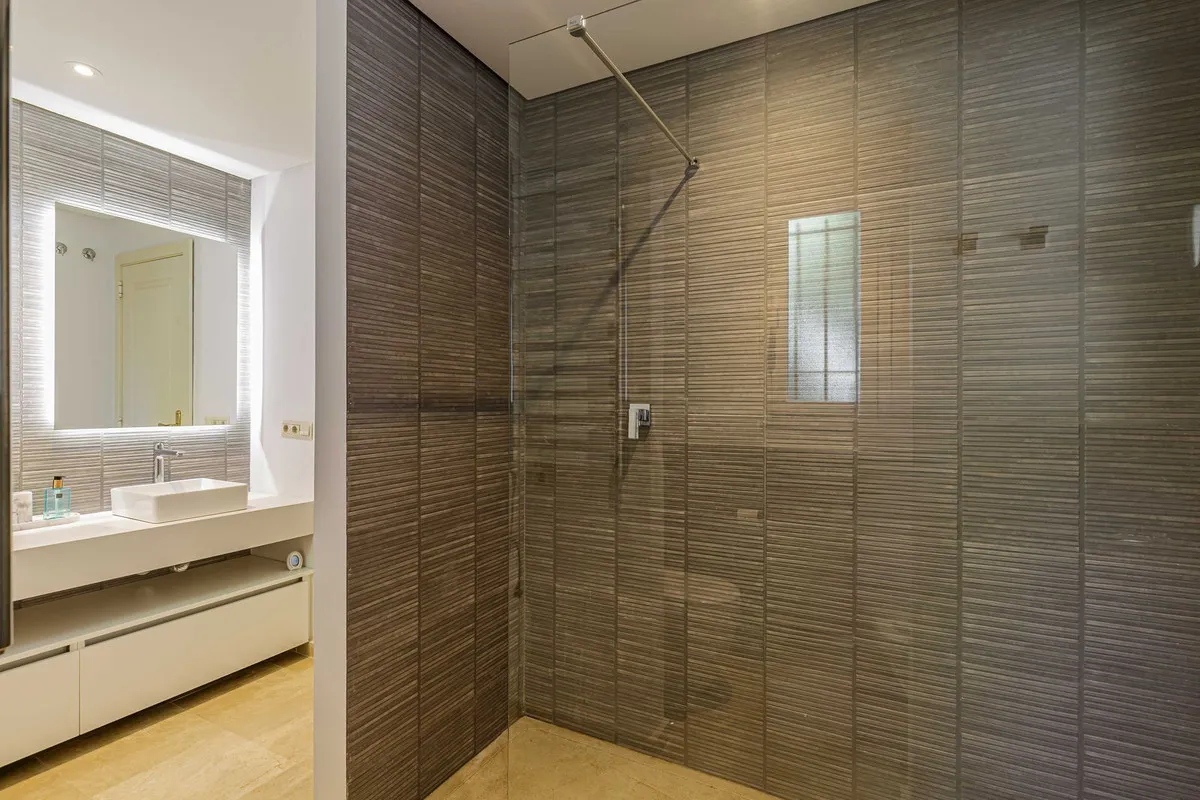 d70051d7-400c-459c-af7a-ea971ee5f467