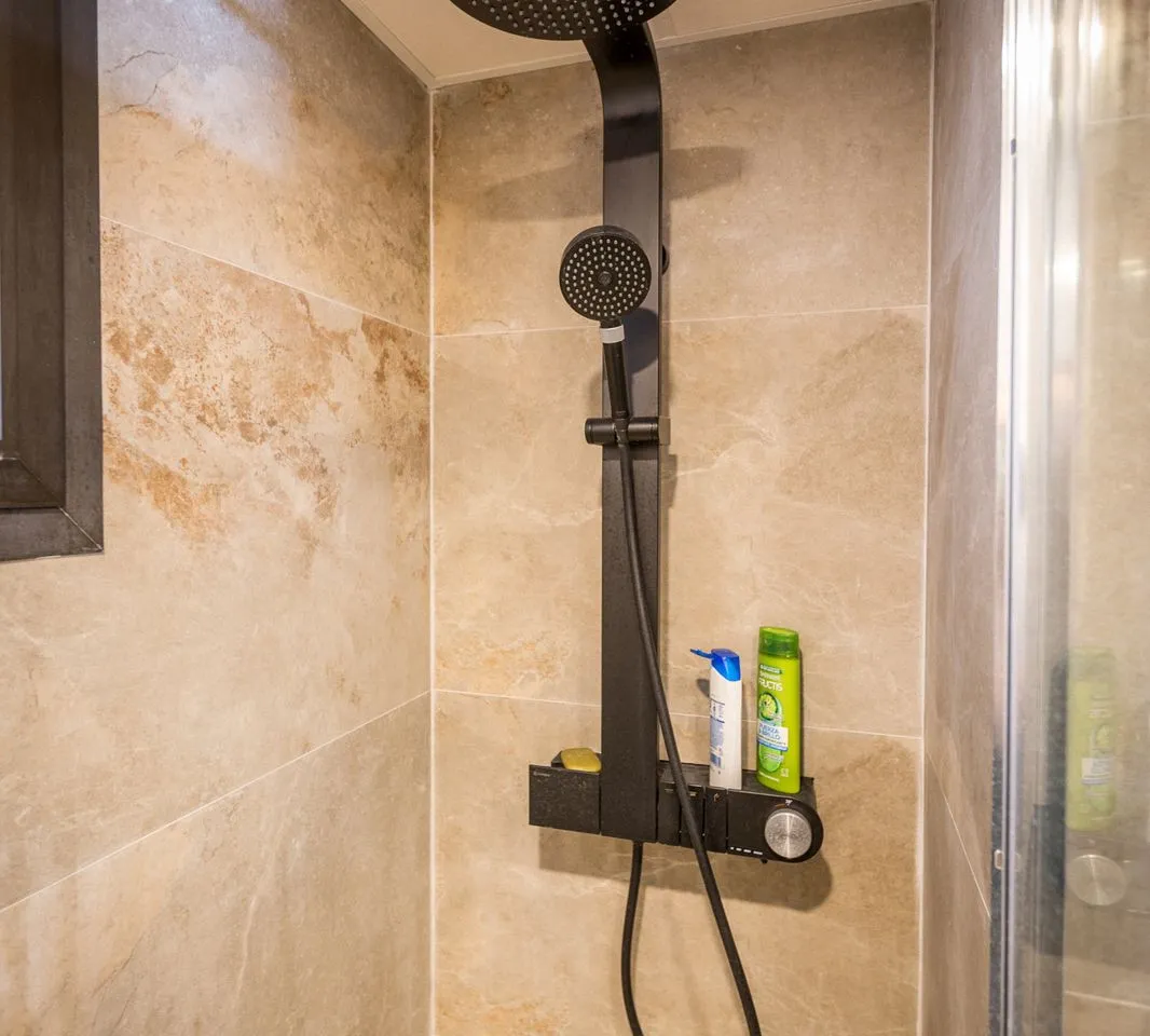 2d1d97c5-8100-42ab-a113-e64c3e5a5810