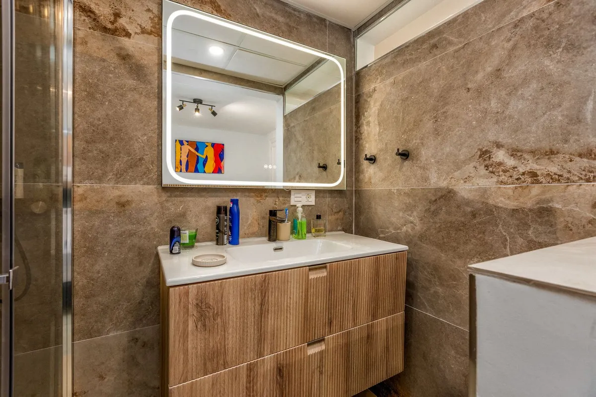 b4eb0cae-a1a8-489f-b40d-85d5b8abba5e