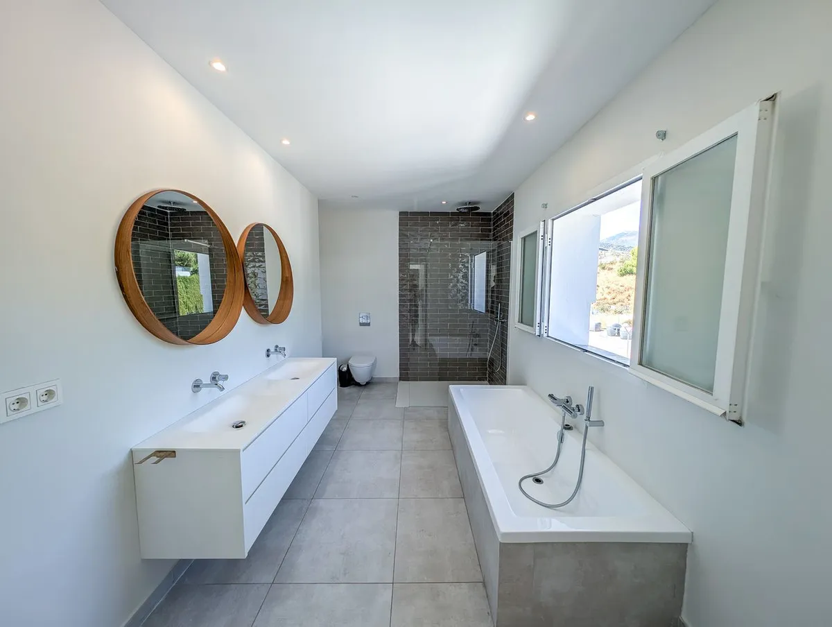 c09082f8-d80c-4422-a171-f27930e3d419