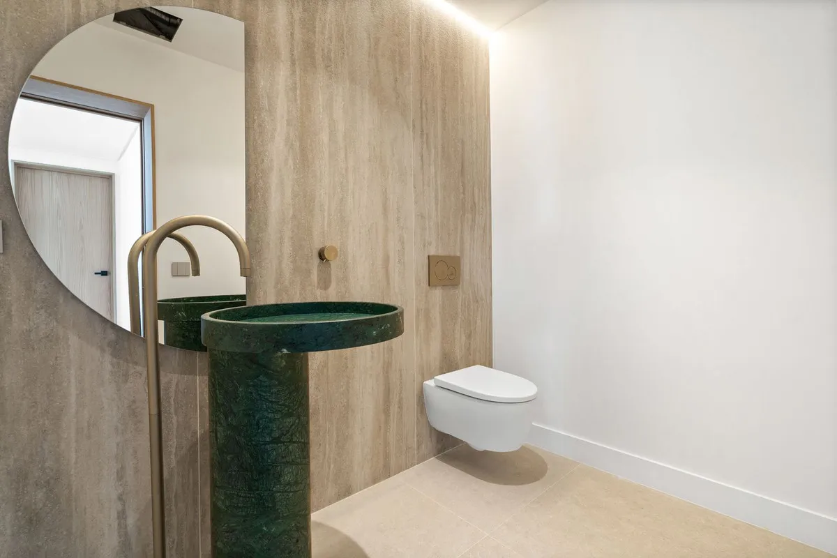 5a404e96-6d82-4d9c-a891-f48a5fa30340