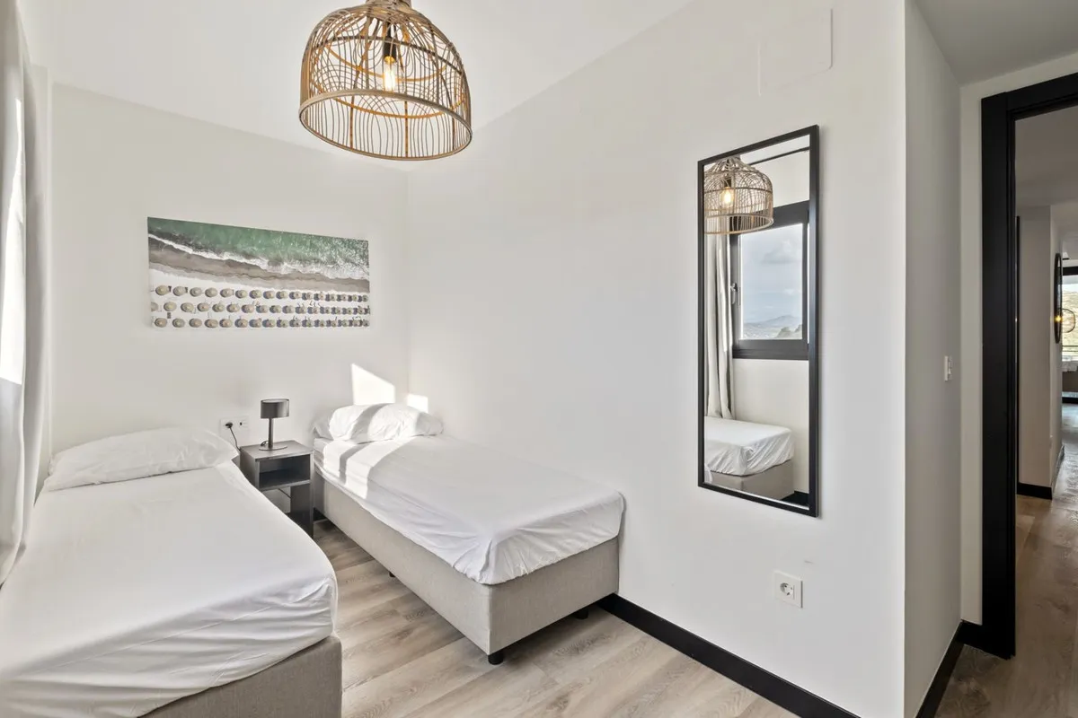 6b1e5072-cd8f-4945-aec6-3cef080f5734