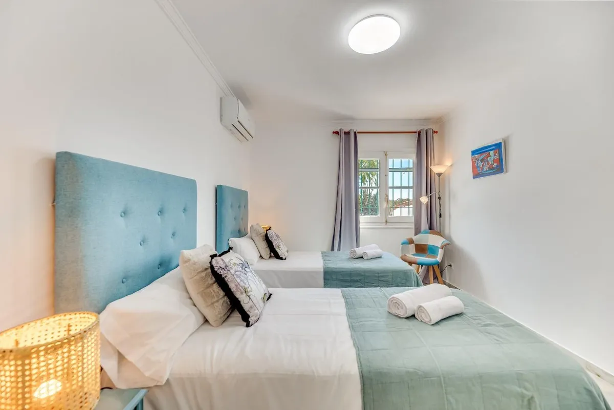 1b258296-ca0a-4fd8-99d5-2f6f839d0687