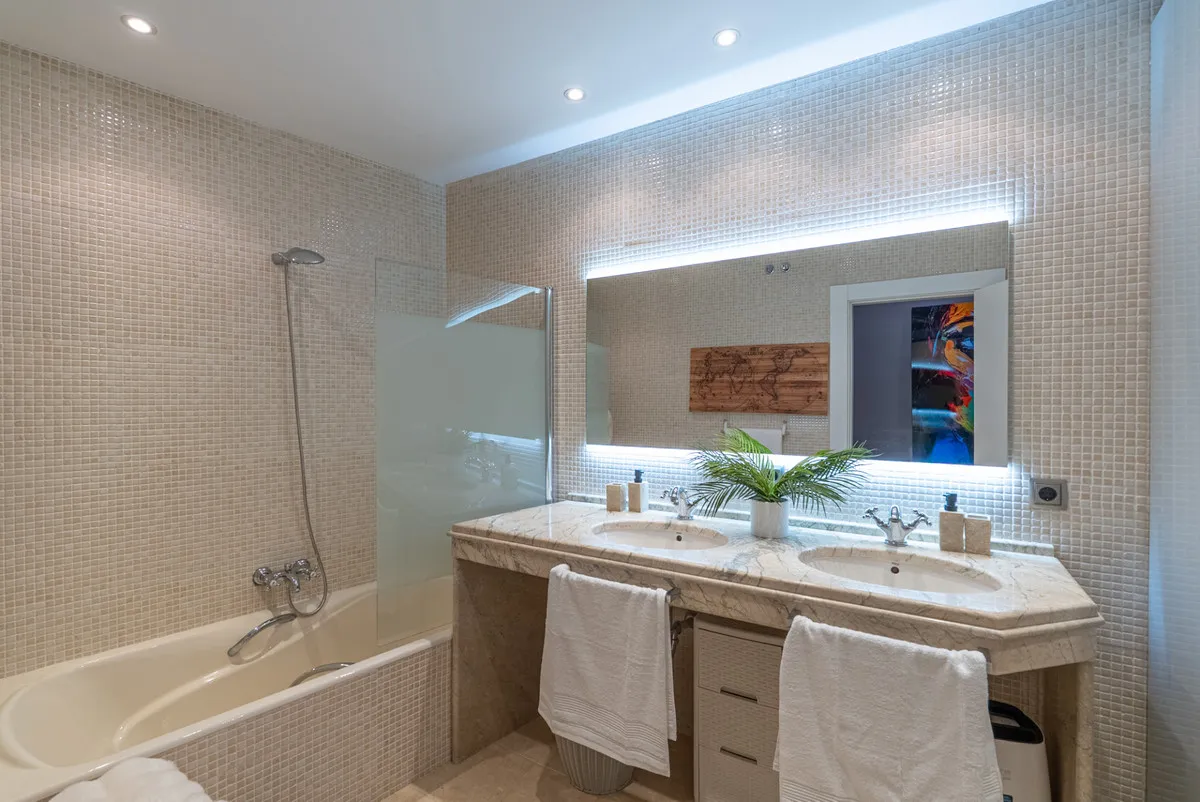 aefec074-b13e-420c-af63-c39a7a031cce