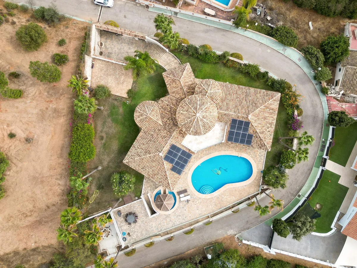 f52a7d54-4ab0-44c4-bc3c-607adfcb097e