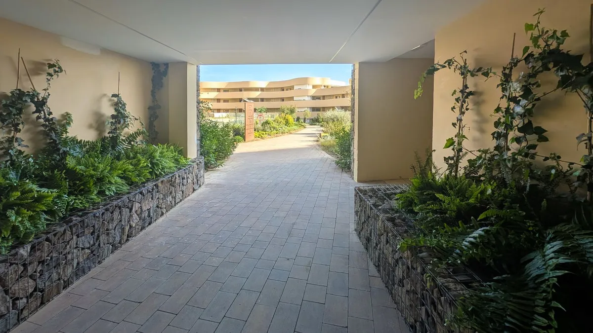 8f100938-3c2c-4dd0-95d2-684df5ce2f35