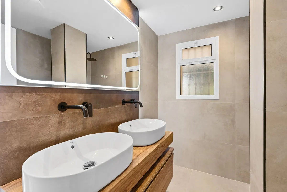 f6d81cb5-f33b-415a-8b59-56b9e9c1983c