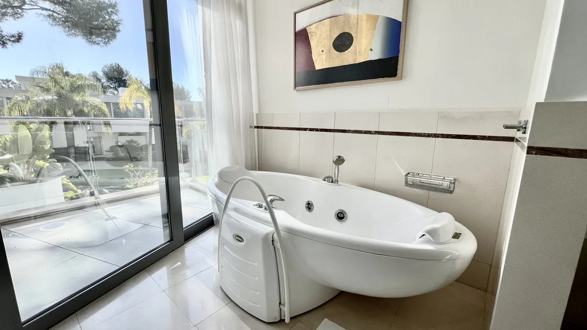 b2f111e2-d52a-4c21-8a70-e4d603251f9d