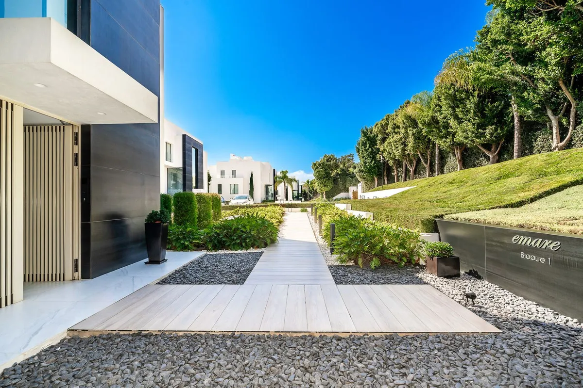 e9661112-11b0-46ef-8d94-0f594ff74b67