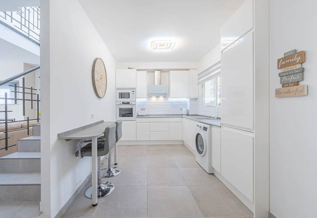 cd9aa52c-0328-49e4-8f7e-047db877c584