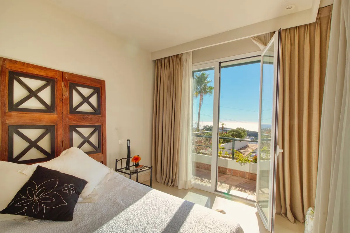 8bf06097-9b53-4915-a930-4be8843abf76