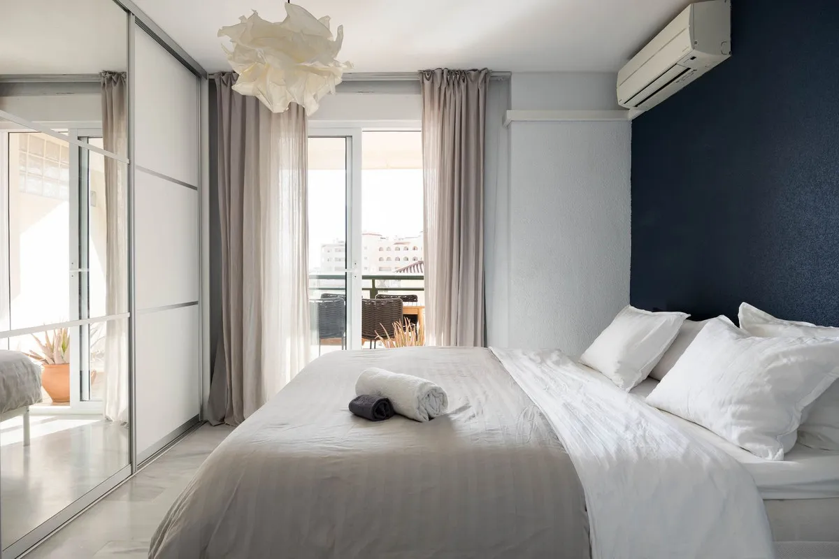 dd768e24-4930-40b8-b676-035c70b29e7b