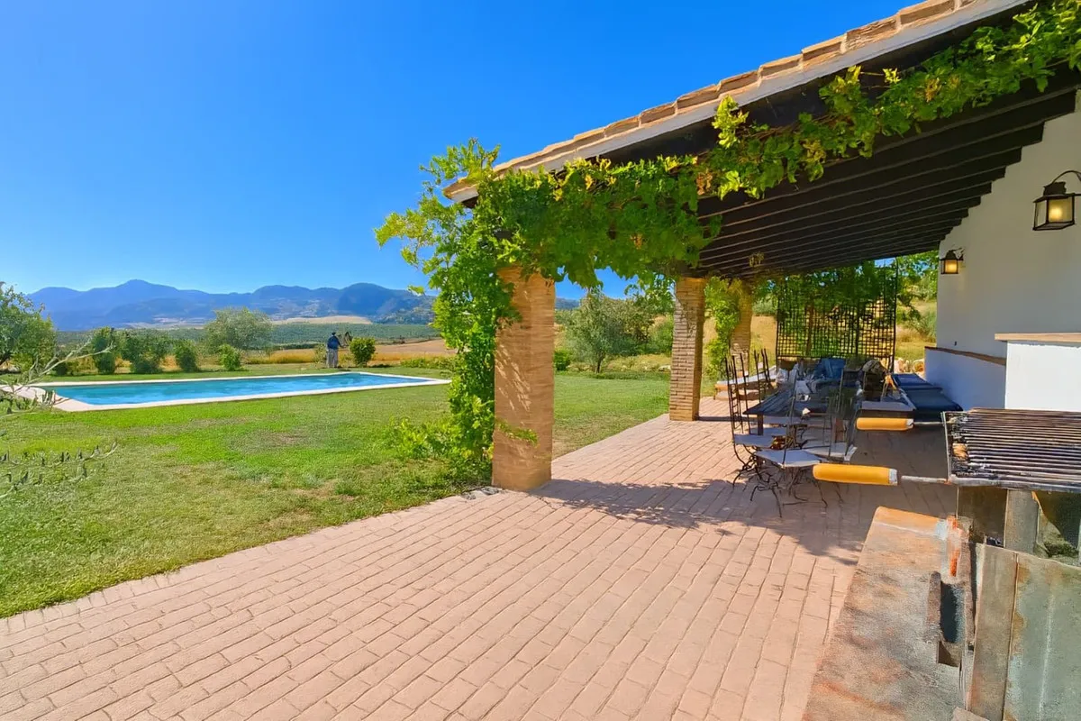 c0a379d4-f131-4057-abb7-3a8ee4c05074