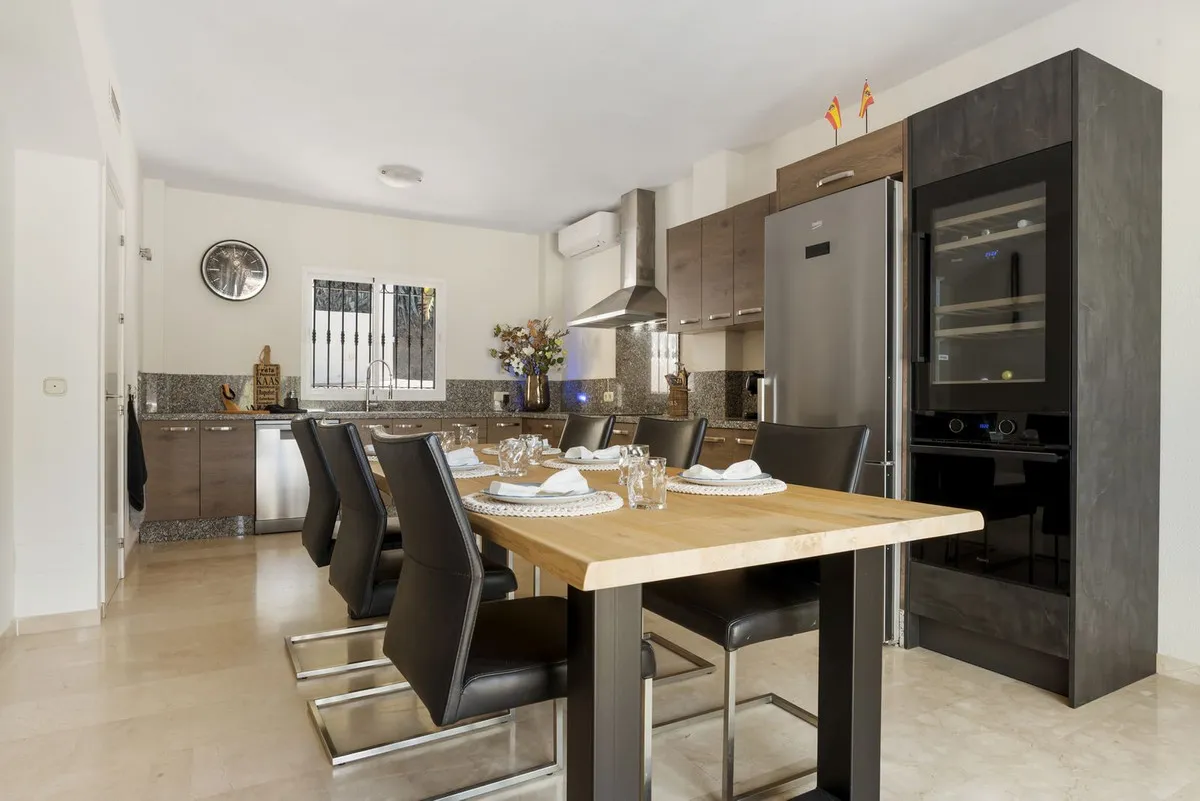 03e6b7a0-72c0-40d6-8d29-528b17298017