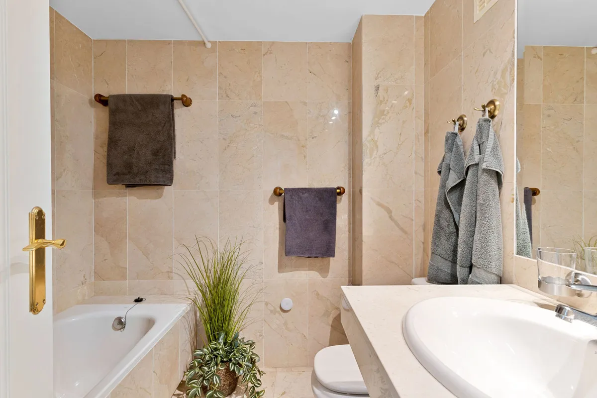 6fc043b2-9f95-417d-9d91-c3f02cfde886