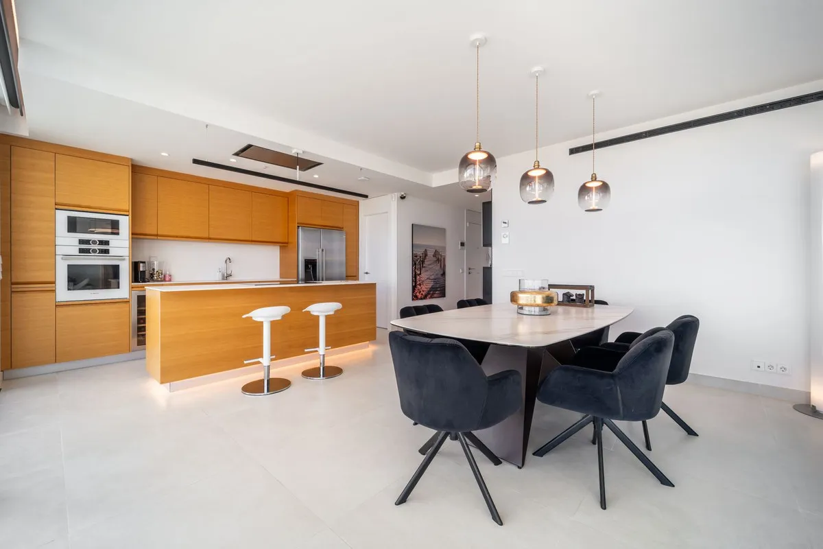 93a5d884-c212-48b3-bfb8-4f74a1c3bb62