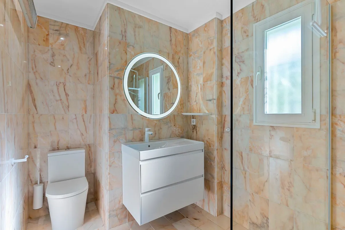 5f407ee9-c3d4-417f-8724-7c3d6a31b52c