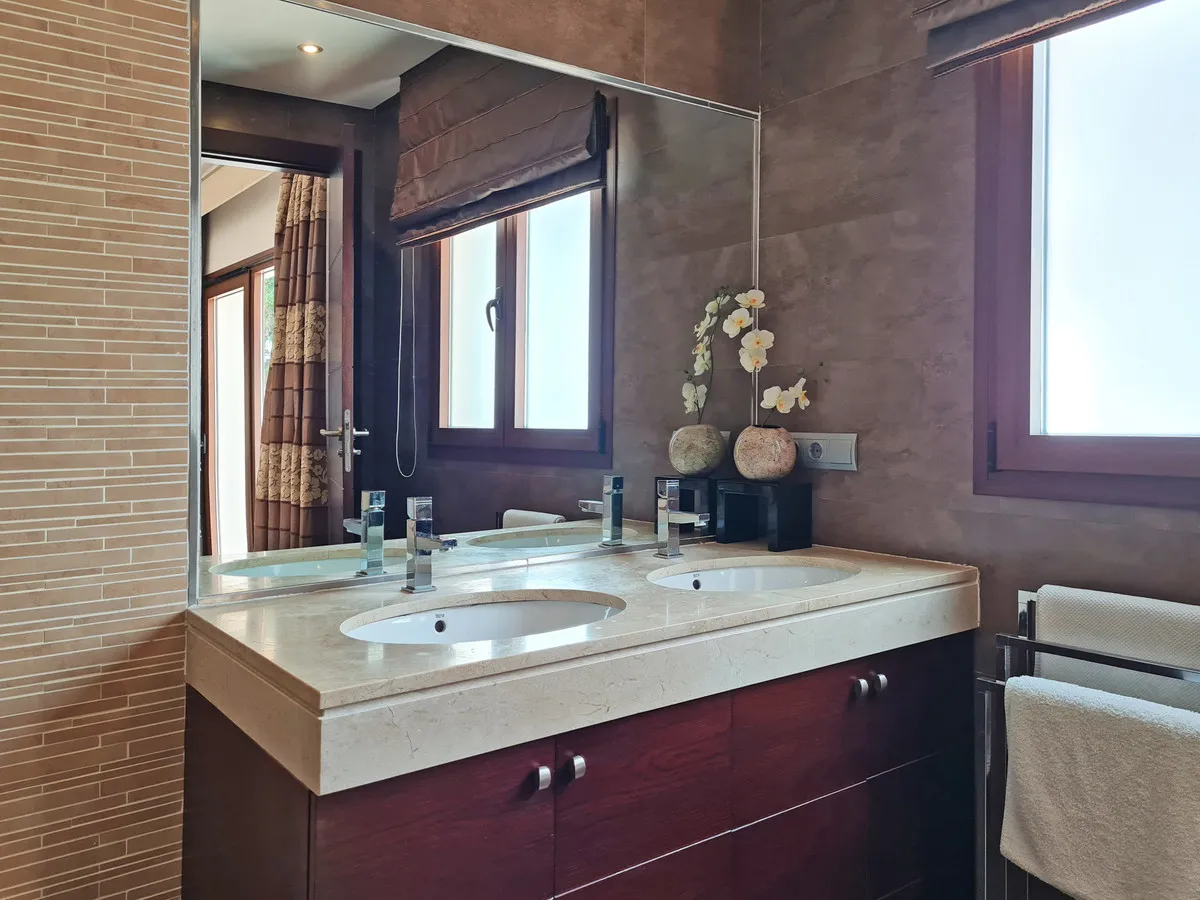 24549464-22b8-416d-a075-f22aa61d8b57