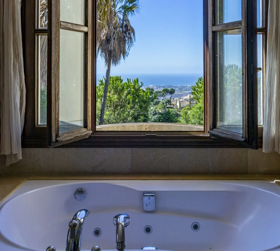 1ef4b634-b443-4847-83f7-a104702acec8